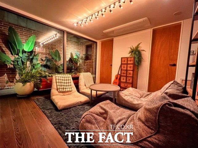 서울시와 서울관광재단은 우수 서울 스테이 공모 결과 최종 18곳을 선정했다.  한강변에서 휴식을 만끽할 수 있는 흑석함께집 비앤비./서울시