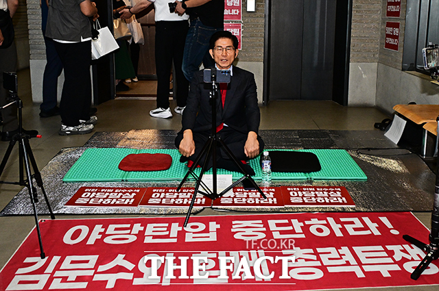 김문수 국민의힘 당대표 후보가 18일 오전 서울 여의도 중앙당사 1층 로비에서 김건희 특검의 압수수색에 대비하며 농성을 벌이고 있다./배정한 기자