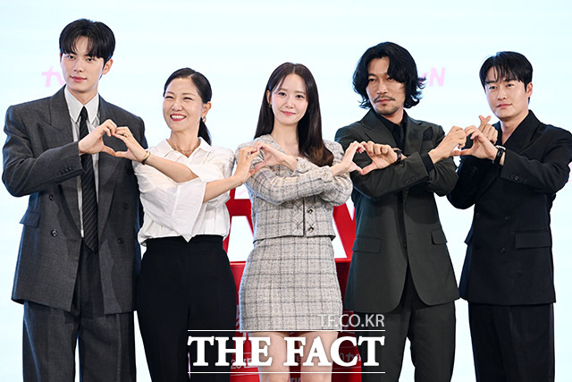 배우 이채민 서이숙 임윤아, 최규화 오의식(왼쪽부터)이 19일 오후 서울 구로구 신도림 디큐브시티 더 세인트 그랜드볼룸에서 열린 tvN 토일드라마 폭군의 셰프 제작발표회에 참석해 포즈를 취하고 있다. /남용희 기자