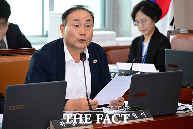 여당 간사 김원이 더불어민주당 의원이 자료 제출 요구를 하고 있다.