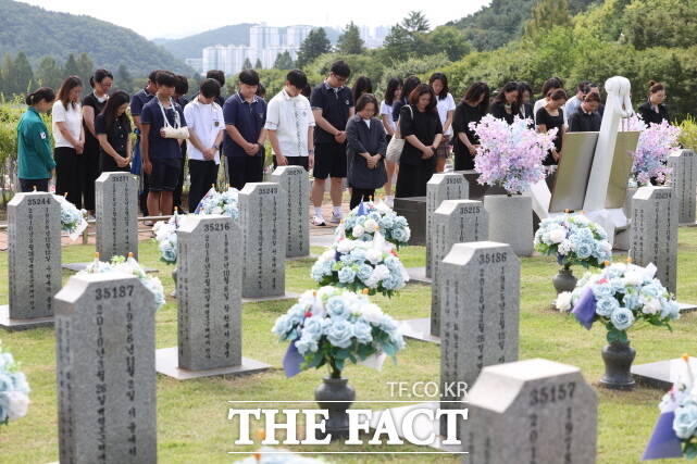 세종시 관내 학생·학부모 30여 명이 19일 세종시교육청 을지연습장을 방문해 훈련 상황을 듣고 대전현충원에서 참배하고 있다. /세종시교육청