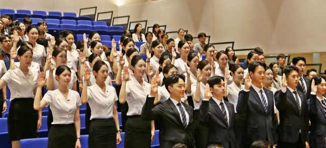 지난 18일 에어부산 본사에서 진행된 신입 객실승무원 입사식에서 신입 승무원들이 입사 선서를 하고 있다. /에어부산