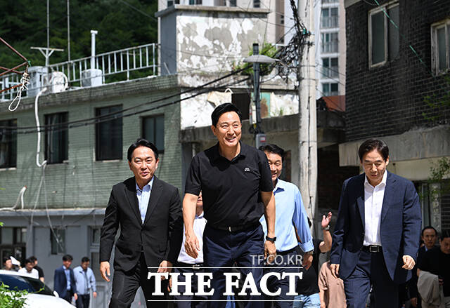 오세훈 서울시장이 19일 오후 서울 서대문구 현저동 모아타운을 방문하고 있다. /박헌우 기자