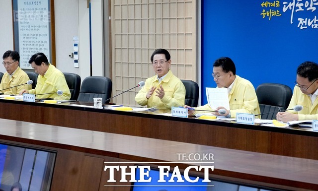 김영록 전남도지사가 19일 도청 서재필실에서 실국장 정책회의를 주재하고 도정 현안에 대해 논의하고 있다./전남도