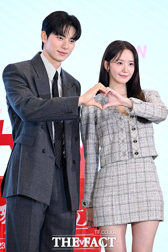 [더팩트ㅣ남용희 기자] 배우 이채민(왼쪽)과 임윤아가 19일 오후 서울 구로구 신도림 디큐브시티 더 세인트 그랜드볼룸에서 열린 tvN 토일드라마 폭군의 셰프 제작발표회에 참석해 포즈를 취하고 있다.