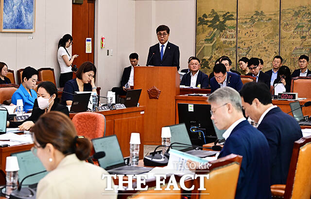 2024 회계연도 결산에 대한 제안설명 하는 최휘영 문화체육관광부 장관.