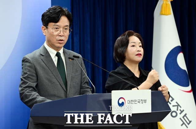 김영훈 고용노동부 장관이 지난달 29일 오후 서울 종로구 정부서울청사에서 노동조합 및 노동관계조정법 개정(안) 국회 본회의 표결을 앞두고 브리핑을 하고 있다. /임영무 기자