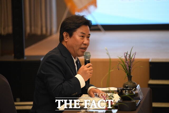 박정현 부여군수가 충청남도시장·군수협의회에서 정책을 건의하고 있다. /부여군