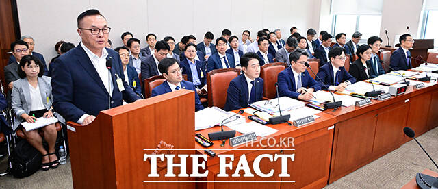 미국 웨스팅하우스와 계약에 관해 답변하는 황주호 사장.