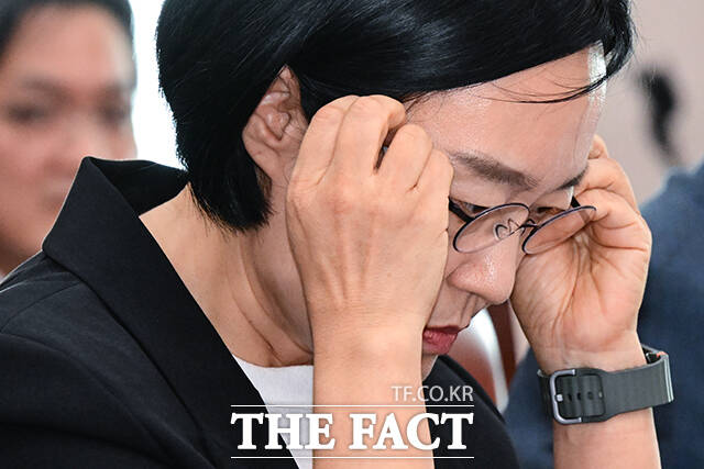 한성숙 중소벤처기업부 장관이 회의 자료를 준비하며 안경을 고쳐쓰는 모습.