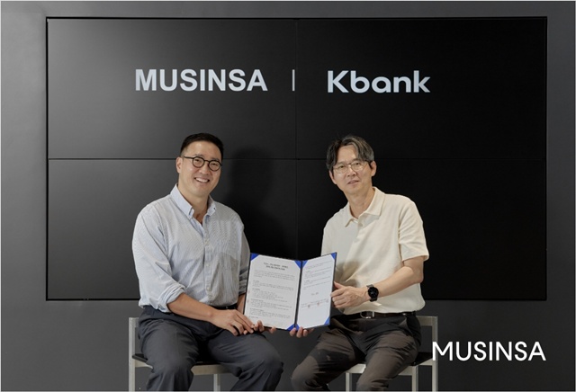 최영준 무신사페이먼츠 대표(왼쪽)와 강병주 케이뱅크 사업본부장이 MOU를 체결하고 있다. /무신사