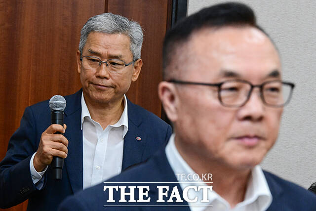 김동철 한국전력 사장(왼쪽)과 황주호 한국수력원자력 사장이 19일 서울 여의도 국회에서 열린 산업통상자원중소벤처기업위원회 전체회의에 출석해 의원 질의에 답변하고 있다. 이날 국회 산자위는 한국수력원자력과 한국전력이 미국 웨스팅하우스와 체결한 계약이 졸속 불공정 협약이 아니냐며 따졌다. /국회=남윤호 기자