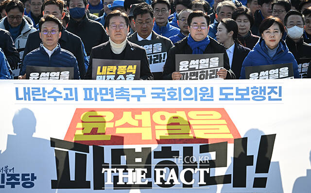 이재명 더불어민주당 대표와 박찬대 원내대표를 비롯한 민주당 의원들이 지난 3월 19일 오후 서울 여의도 국회에서 내란 수괴 윤석열 파면을 촉구하는 도보행진을 하고 있다. /박헌우 기자
