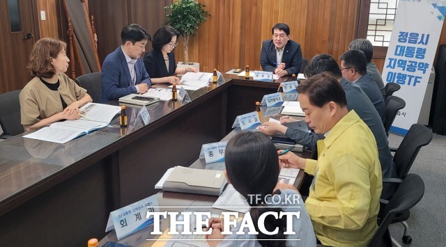 정읍시가 18일 시청 2층 소회의실에서 대통령 지역공약 이행TF 제4차 회의를 열고 국정과제 반영 성과를 점검하며 향후 국가사업화 추진 방향을 논의했다. /정읍시