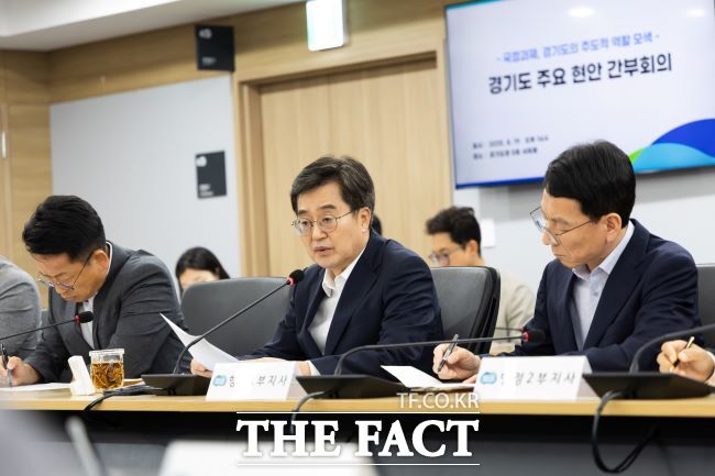 김동연 경기도지사가 19일 현안 간부회의를 주재하고 있다./경기도