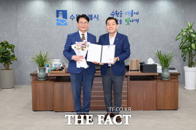 이재준 수원시장이 지난 18일 시청 집무실에서 정길배 수원컨벤션센터 제7대 이사장에게 임명장을 수여한 뒤 기념촬영을 하고 있다./수원시