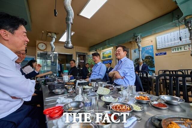 이재명 대통령이 7월 31일 한미 관세협상이 타결된 뒤 강훈식 대통령 비서실장 등 참모진과 한 식당에서 식사를 하고 대화를 나누고 있다. /강훈실 비서실장