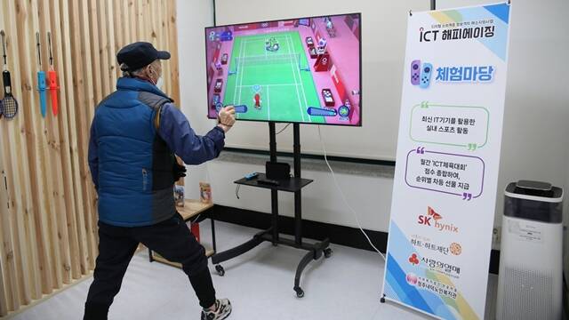 ICT 사랑방을 찾은 한 어르신이 ICT 해피에이징을 경험하고 있다. /SK하이닉스