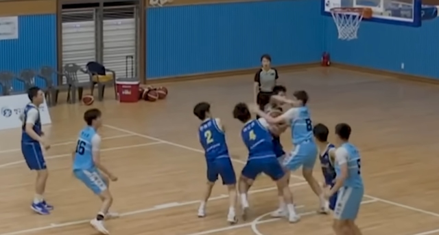 문제의 장면. 삼일중 선수가 골밑에서 용산고 선수의 안면을 주먹으로 가격하고 있다. / 한국중고농구연맹 중계화면 캡처