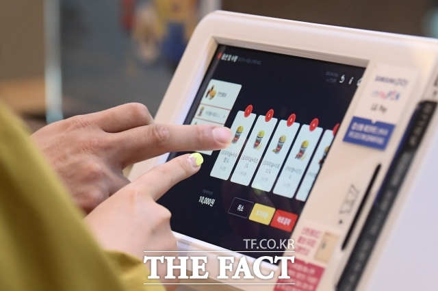 성인 네 명 중 한 명은 지도 앱으로 길을 찾거나 키오스크를 통한 음식 주문이 원활하지 않다는 조사 결과가 나왔다. 사진은 서울의 한 영화관에서 키오스크로 팝콘을 구매하는 모습./이새롬 기자