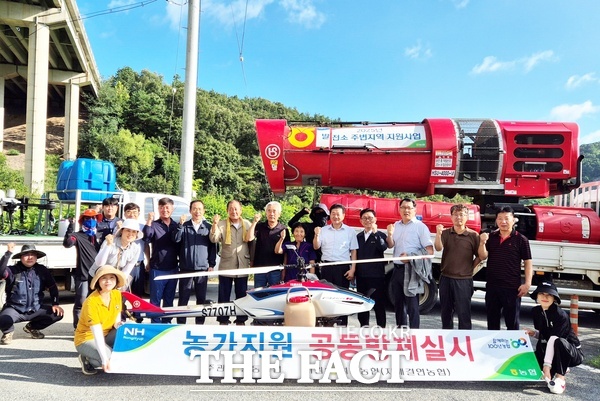 대전 탄동농협이 18일부터 19일 이틀간 자매결연 농협인 당진 석문농협과 유성구 안산동, 외삼동 일대의 조합원 농지 약 35ha(10만 5000평)에 병해충 방제를 위해 공동방제를 실시했다./농협대전본부