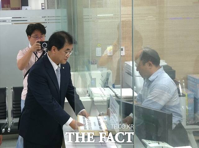 배준영 국민의힘 의원이 19일 헌법재판소를 찾아 제3연륙교 통행료 무료화 위한 헌법소원 심판청구서를 제출하고 있다./배준영 의원실