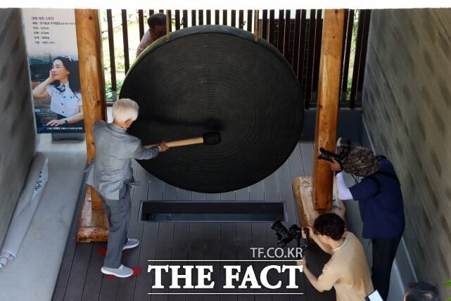 타징하는 김홍신 작가. /김홍신 문학관