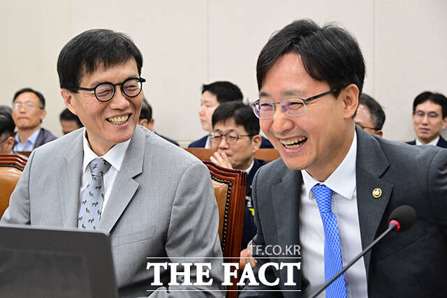 이창용 한국은행 총재(왼쪽)와 임광현 국세청장이 대화하고 있다.