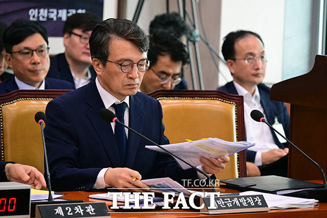 이날 전체회의에서 자료를 정리하는 김의겸 새만금개발청장.