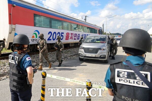 대덕구와 1970부대 1대대, 대덕경찰서, 대덕소방서, 대전조차장역 등 유관기관 관계자들이 19일 대전조차장에서 드론 테러 상황을 가정한 2025년 을지연습 실제훈련을 진행하고 있다. /대덕구