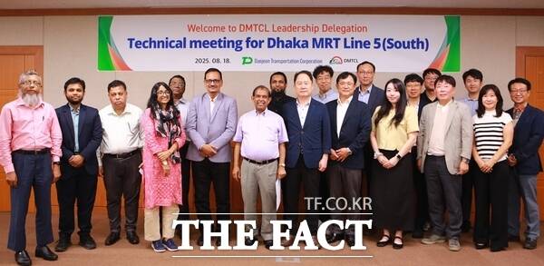 대전교통공사는 18일, 본사에서 방글라데시 다카메트로와 철도 분야 국제협력 확대를 위한 전략회의를 열었다. 사진의 왼쪽부터 9번째 연규양 사장과 7번째 방글라데시 다카메트로 CEO 파루크 아흐메드./대전교통공사