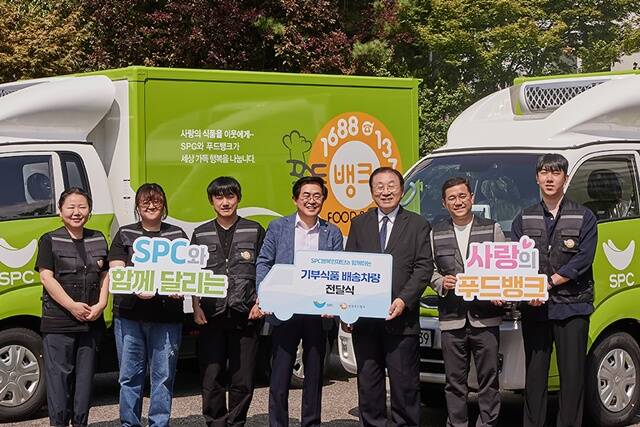 SPC그룹이 푸드뱅크에 식품 배송용 냉동탑차를 기부했다. /SPC그룹
