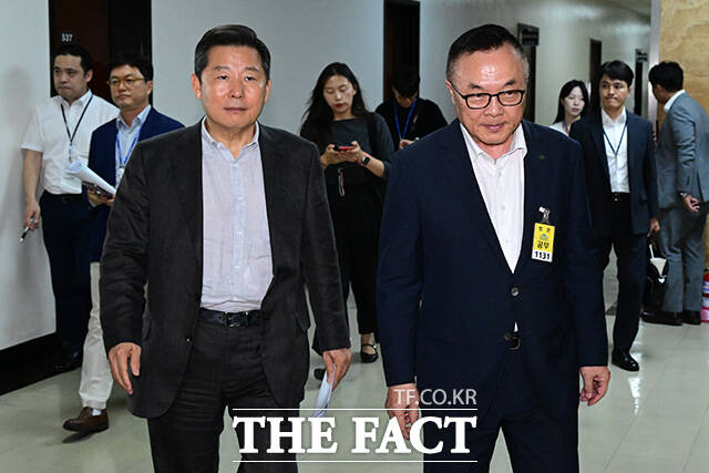 회의장으로 걸음 옮기는 이철규 위원장과 황주호 한수원 사장(오른쪽).