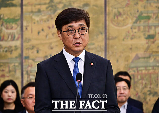 최휘영 문화체육관광부 장관이 19일 오전 서울 여의도 국회에서 열린 문화체육관광위원회 전체회의에 참석해 2024 회계연도 결산에 대한 제안설명을 하고 있다. /국회=배정한 기자