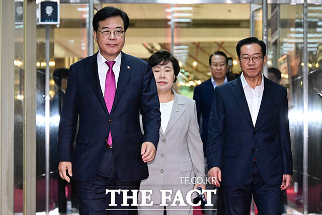 송언석 국민의힘 비상대책위원장 겸 원내대표(왼쪽)를 비롯한 의원들이 19일 오전 서울 여의도 국회 의장실을 방문하고 있다. /국회=남윤호 기자