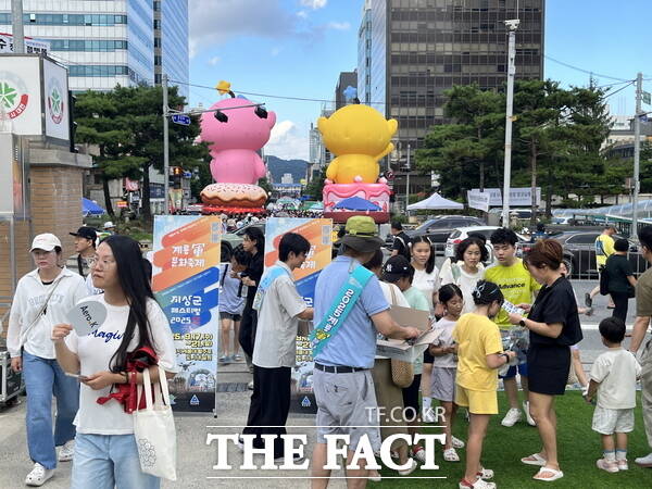 계룡문화관광재단 관계자들이 지난 15일 대전 0시 축제 현장에서 계룡軍문화축제 홍보 활동을 전개하고 있다./계룡시