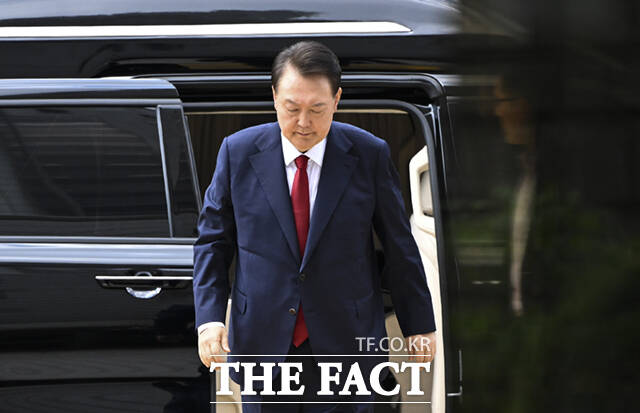윤석열 전 대통령 측이 내란 사건을 수사하는 조은석 특별검사팀에 의해 추가 기소된 재판에서 혐의를 부인했다. 윤 전 대통령이 지난달 9일 서울 서초구 서울중앙지방법원에서 구속 전 피의자심문(영장실질심사)을 받기 위해 출석하고 있다./사진공동취재단