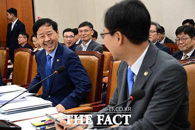 구윤철 경제부총리 겸 기획재정부 장관(왼쪽)이 19일 오전 서울 여의도 국회에서 열린 기획재정위원회 전체회의에 출석해 임광현 국세청장과 인사하고 있다. /국회=남윤호 기자