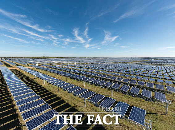 OCI홀딩스는 13일(현지 시간) 미국 태양광 자회사 OCI 에너지가 사반치 리뉴어블스와 100MW 규모의 럭키 7 프로젝트 사업권 매각에 대한 최종 승인 절차를 완료했다. OCI홀딩스 자회사 OCI에너지가 운영하는 美 텍사스 샌안토니오 베어카운티의 알라모1 태양광 프로젝트 전경. /OCI홀딩스