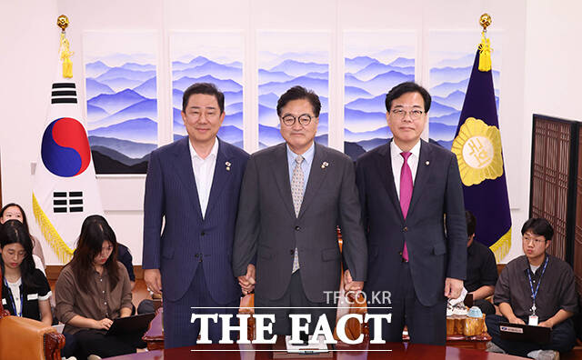 우원식 국회의장(가운데)과 김병기 더불어민주당 원내대표(왼쪽), 송언석 국민의힘 비상대책위원장 겸 원내대표가 19일 오후 서울 여의도 국회에서 열린 본회의 일정 합의를 위한 의장 주재 여야 원내대표 회동에 참석해 기념사진 촬영을 하고 있다. /국회=배정한 기자