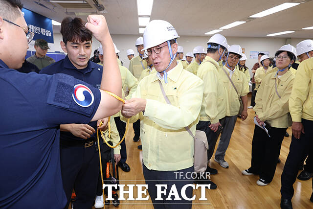 김민석 국무총리(가운데)가 20일 오후 서울 종로구 정부서울청사에서 열린 을지연습 연계 정부서울청사 공습대비 민방위 훈련에 참가해 매듭법을 체험하고 있다. /임영무 기자