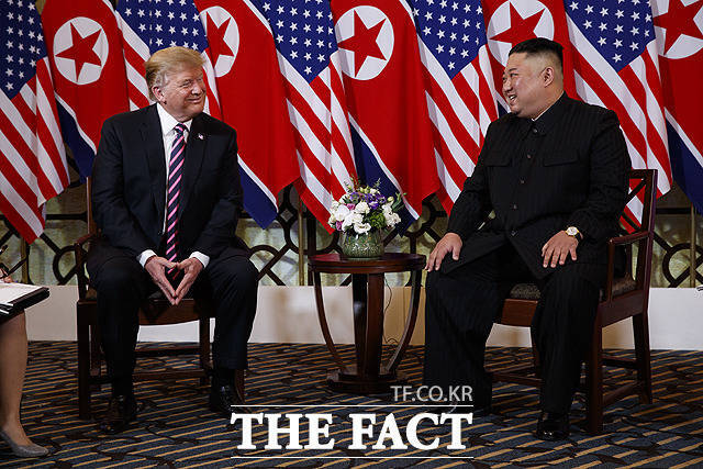 김 부부장은 한국은 우리 국가의 외교 상대가 될 수 없다며 김 위원장의 대외정책 구상을 전했다. 사진은 도널드 트럼프 미국 대통령(왼쪽)과 김 위원장이 지난 2019년 2월 베트남 하노이에서 열린 북미 정상회담을 갖는 모습. /AP. 뉴시스