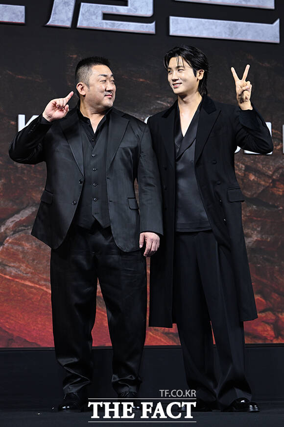 배우 마동석(왼쪽)과 박형식이 트웰브에서 선과 악으로 대립한다. /서예원 기자