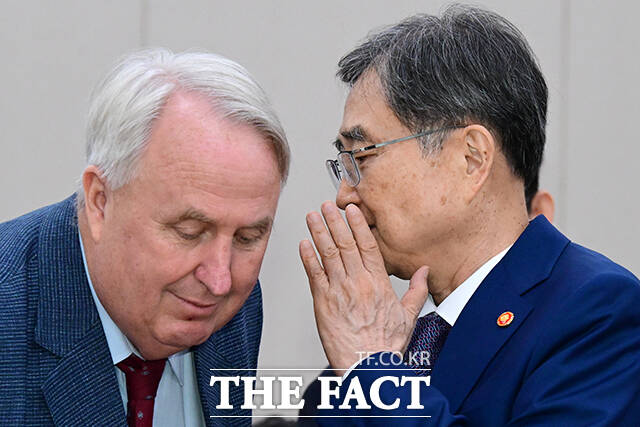 귀엣말 나누는 인요한-조현.