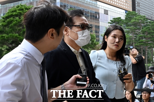 무속인 건진법사 전성배 씨가 18일 오전 서울 종로구 KT광화문빌딩 웨스트에 마련된 민중기 특검 사무실에 출석하고 있다./남용희 기자