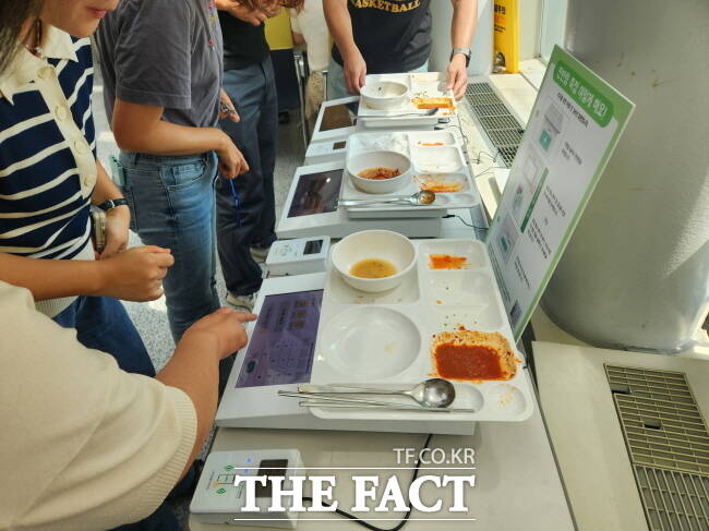 용인시가 시청 구내식당에서 기후위기 극복을 위한 잔반제로 시범사업을 운영 중인 모습 /용인시