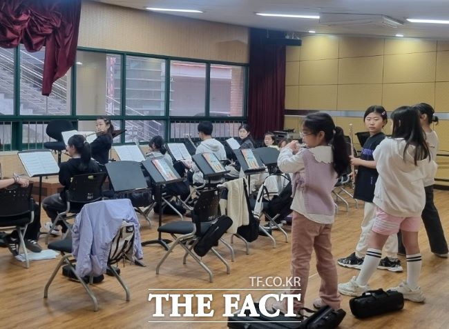 경기예고 관악실에서 부천아트밸리 거점형 관악부 학생들이 관악 수업을 받고 있다. /부천시