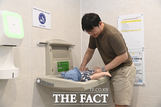 대구 달성군 달성테크노센터 내 남성용 화장실에 설치된 기저귀 교환대. /달성군
