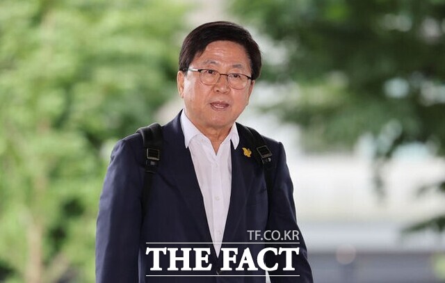 최교진 사회부총리 겸 교육부장관 후보자가 지난 14일 오전 서울 여의도 한국교육시설안전원에 마련된 인사청문회 준비 사무실로 출근하고 있다./뉴시스