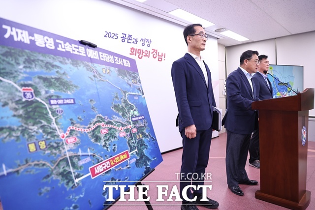 박명균 경남도 행정부지사가 거제~통영 고속도로 건설사업 예타통과 관련 브리핑을 하고 있다./경남도
